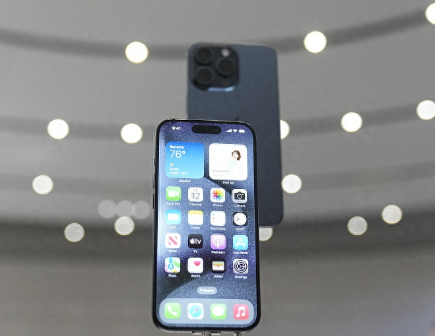 青阳Apple维修站分享买iPhone15还是华为Mate60 